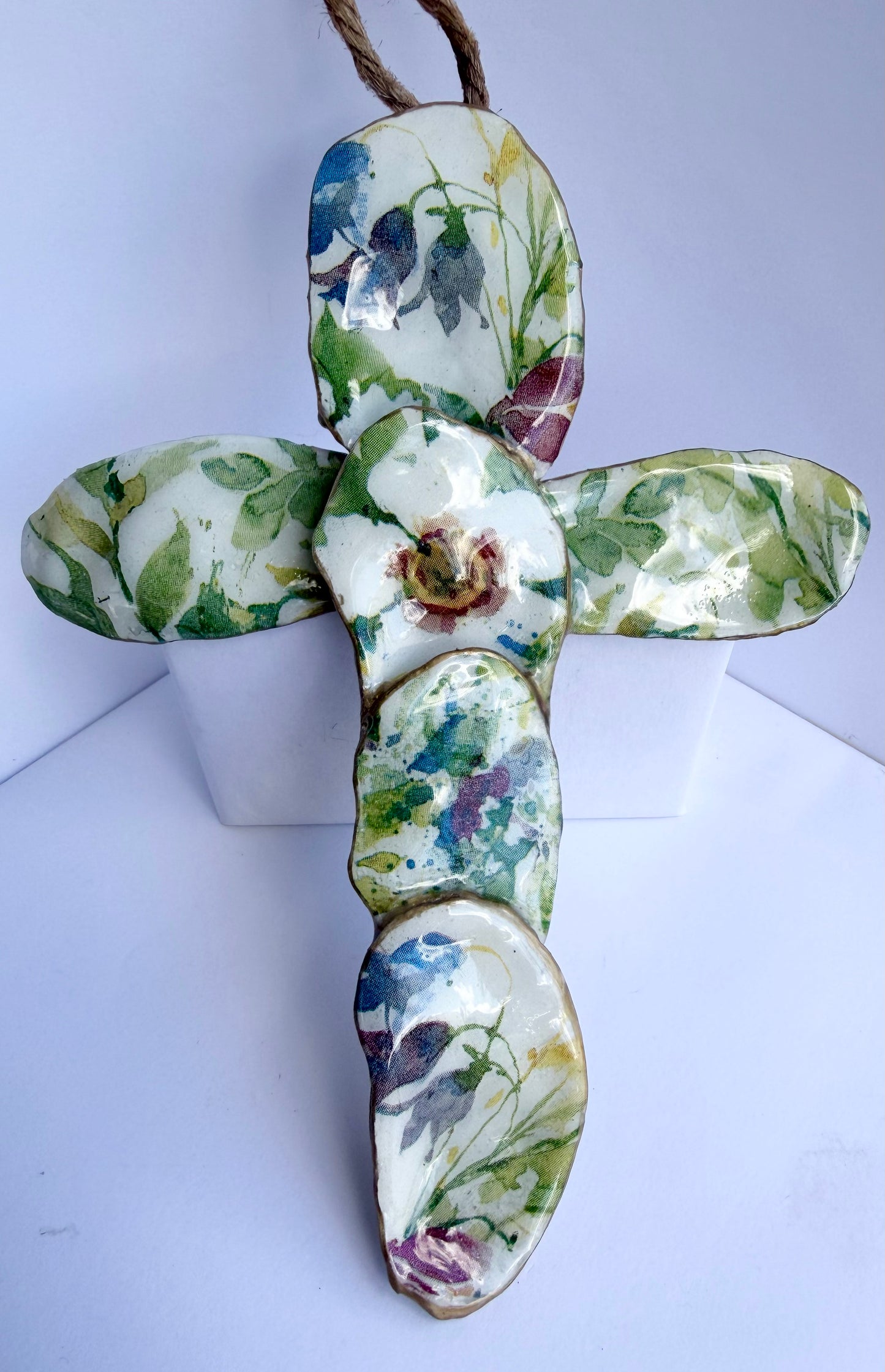 Floral oyster cross